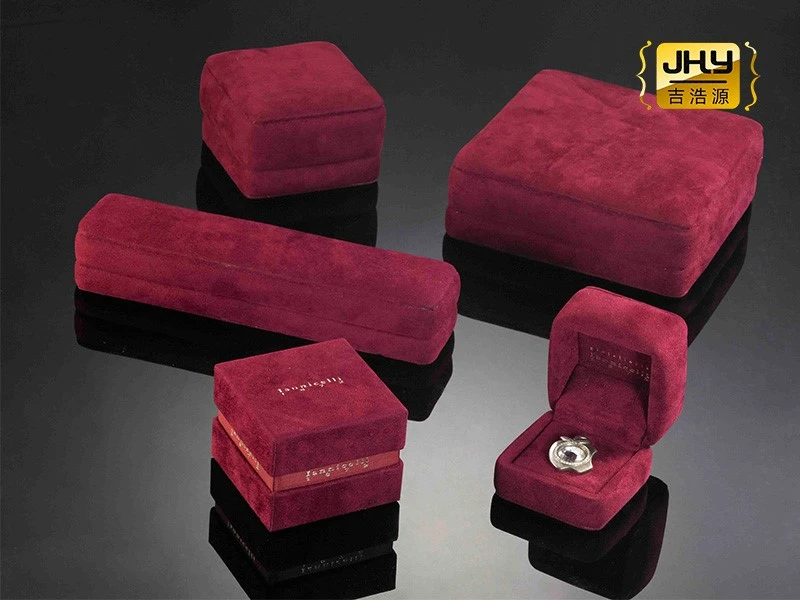 17 Red Velvet Jewellery Organiser