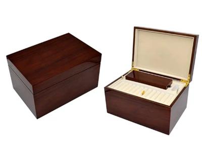 Treasures in Wood: Oriental Aesthetics in A Jewelry Box